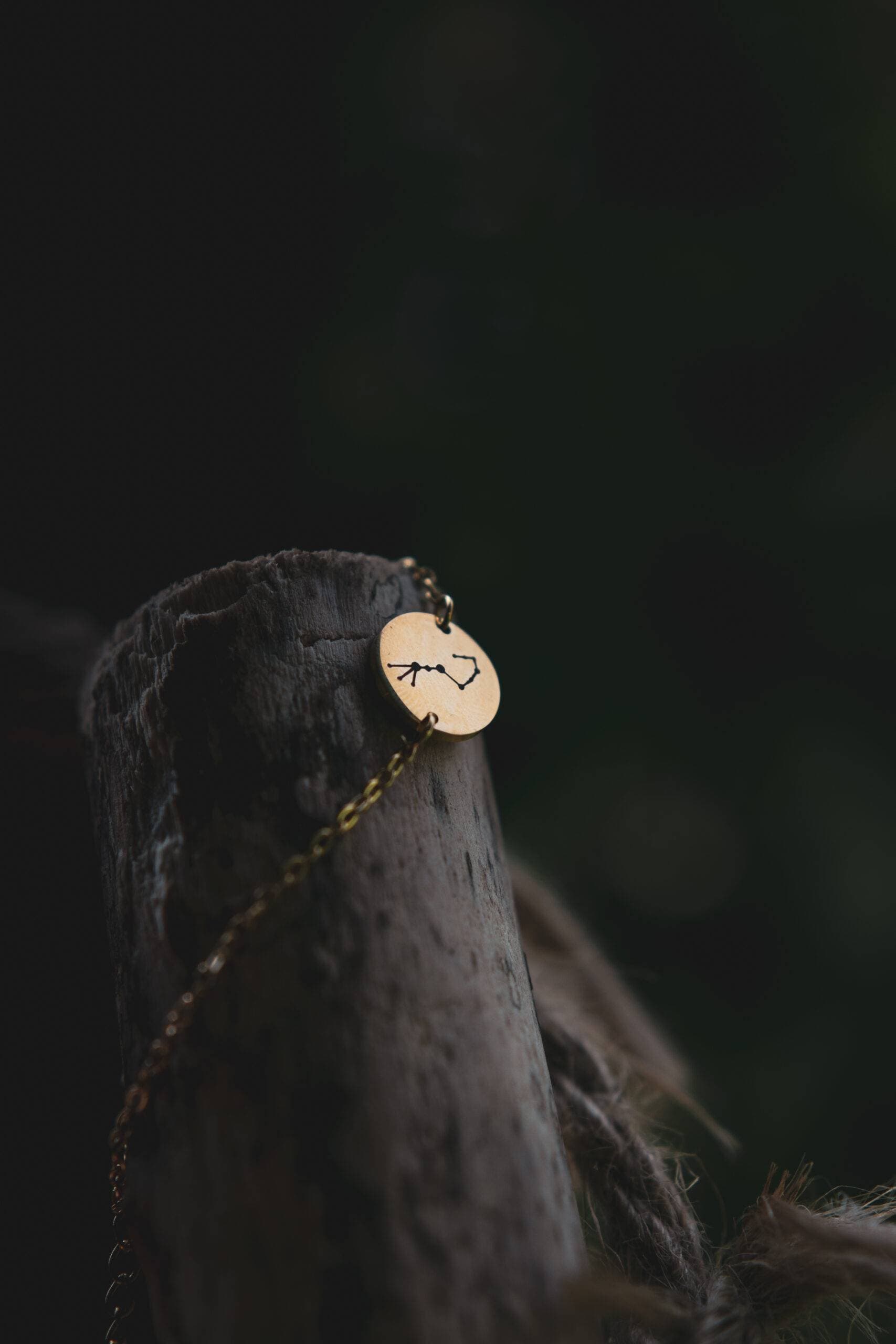 Minimalistický náramok so znamením